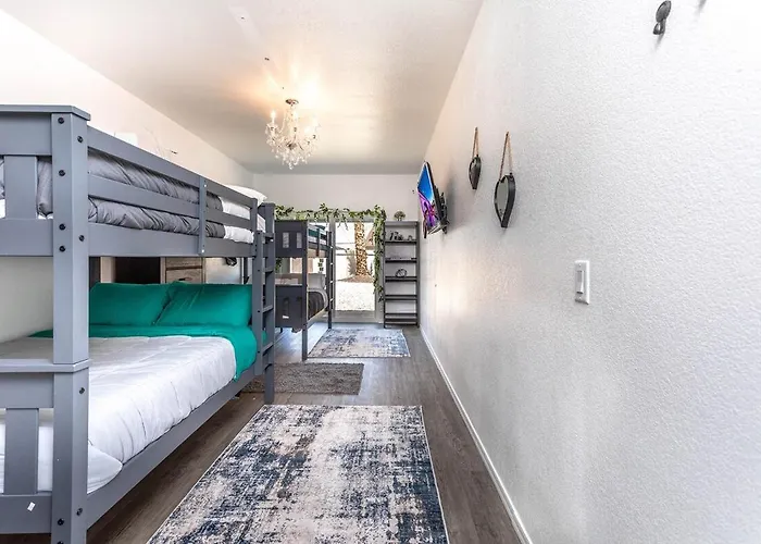Villa Havasu Tropics - Pool, Spa, Game Room, Sleeps 14