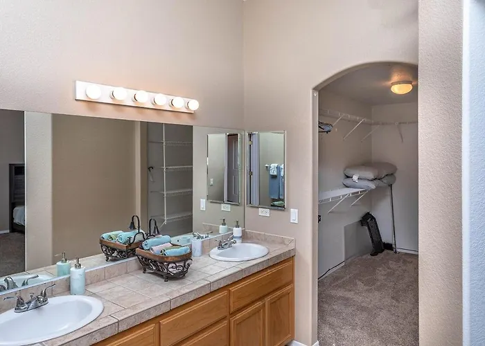 Villa Havasu Tropics - Pool, Spa, Game Room, Sleeps 14